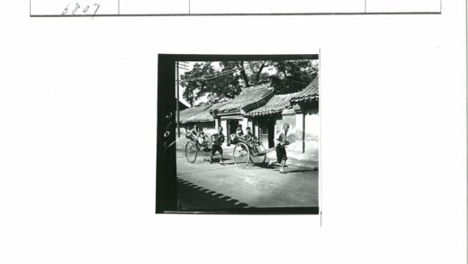 传统街道人力车夫载客.jpg