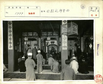 传统装饰房间的祈祷场景.jpg