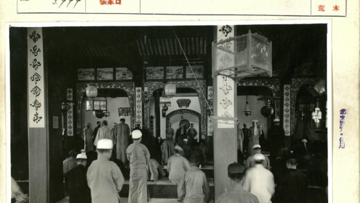 传统装饰房间的祈祷场景.jpg