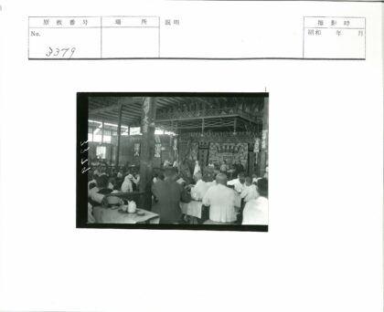 传统装饰舞台表演人群聚集.jpg