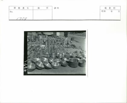 传统金属炊具市场陈列.jpg