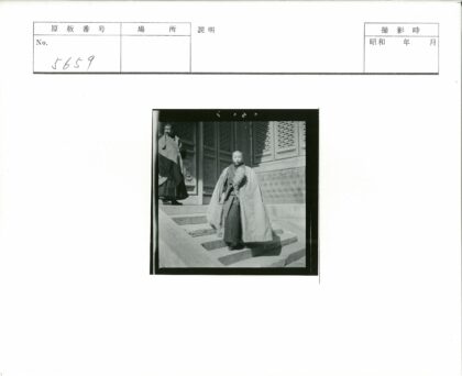 传统长袍人物与复杂建筑门墙.jpg