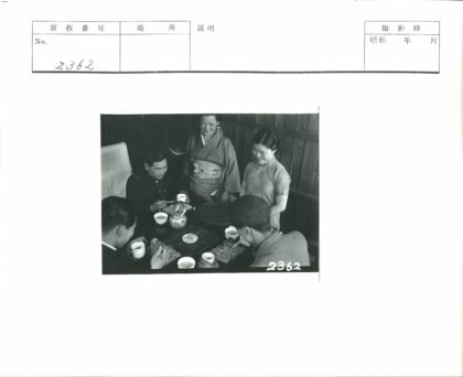 传统长袍女人与茶桌聚会.jpg