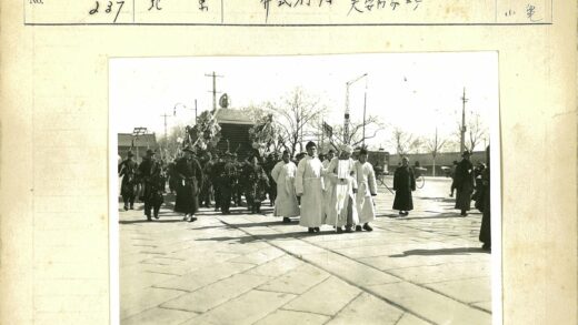传统长袍游行鲜花装饰与冬日街景.jpg