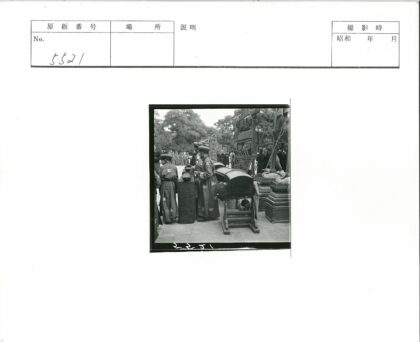 传统长袍聚会与华丽物品展示.jpg