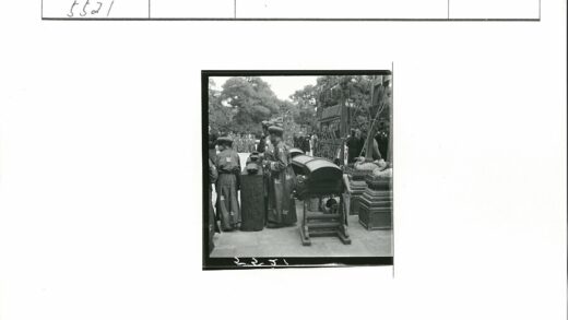 传统长袍聚会与华丽物品展示.jpg