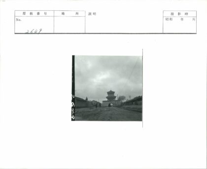 传统门塔与土路街景.jpg