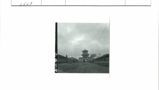 传统门塔与土路街景.jpg