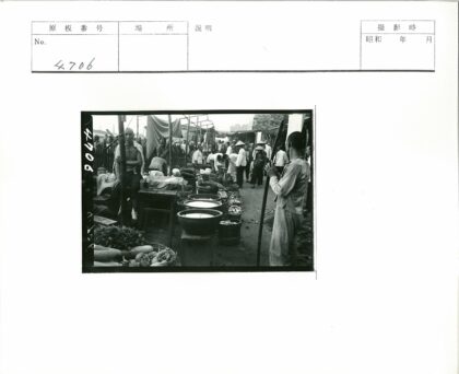 传统露天市场蔬菜摊位人潮互动.jpg