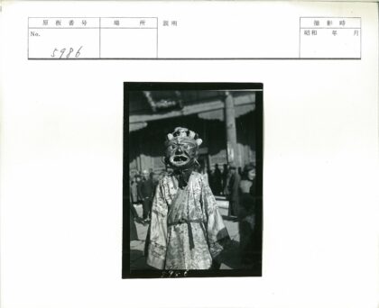 传统面具长袍表演户外场景.jpg