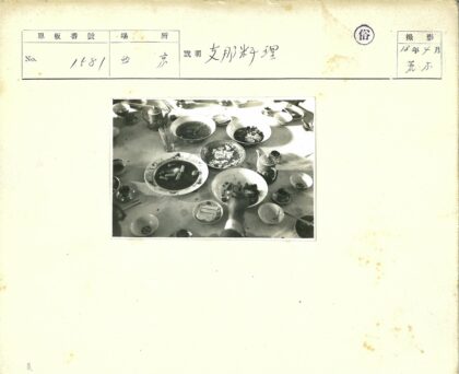 传统餐桌美食与茶具展示.jpg