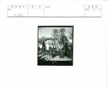 传统高跷表演者在自然中.jpg