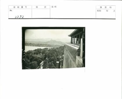 俯瞰传统建筑山水风光.jpg