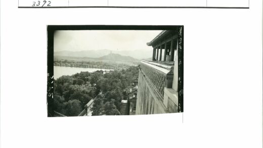 俯瞰传统建筑山水风光.jpg