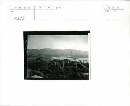 俯瞰城镇河流与远山景色.jpg