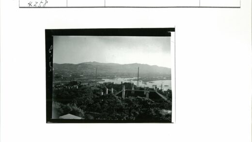 俯瞰城镇河流与远山景色.jpg