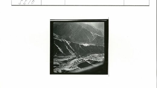 俯瞰崎岖山地与蜿蜒小路.jpg