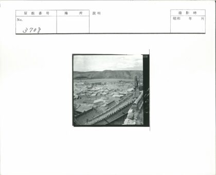 俯瞰荒凉山村与远山景色.jpg