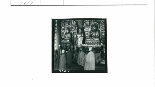 僧侣参拜三尊大佛神社.jpg