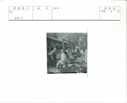 儿童公园旋转木马游玩.jpg