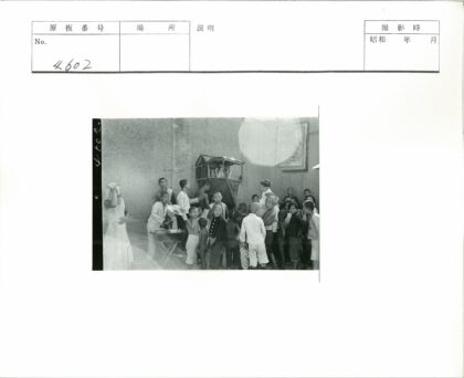 儿童围观木偶表演的欢乐场景.jpg