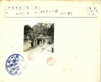 儿童在公园石屋玩耍.jpg