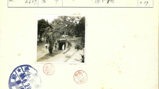 儿童在公园石屋玩耍.jpg