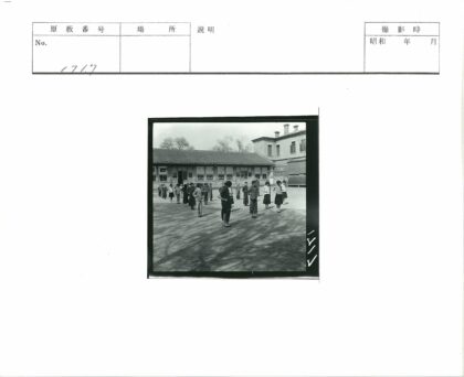 儿童在建筑前合影.jpg