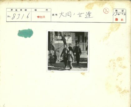 儿童户外小路手拉手行走.jpg