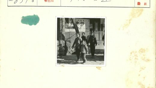 儿童户外小路手拉手行走.jpg