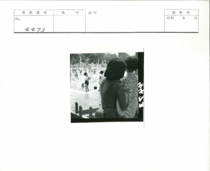 儿童泳池嬉戏与池边观景.jpg