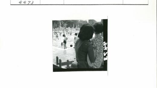 儿童泳池嬉戏与池边观景.jpg
