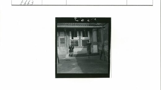 儿童荡秋千瓦顶建筑前.jpg