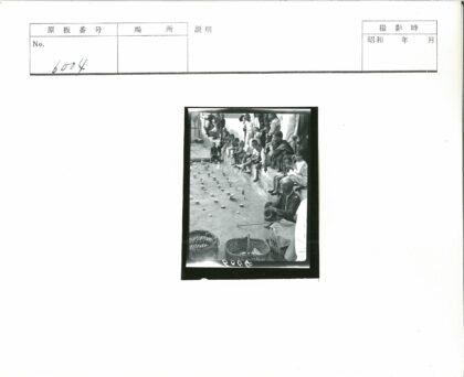 儿童观看老人玩具表演户外活动.jpg
