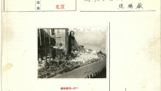 光头小贩街头摆摊.jpg
