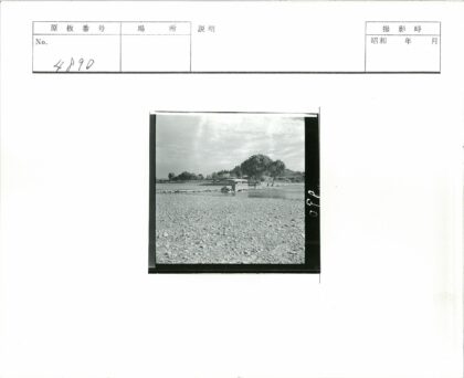 公交车穿越浅河多云景色.jpg