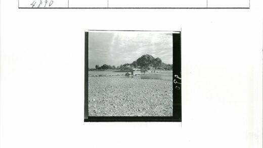 公交车穿越浅河多云景色.jpg