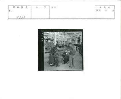 公交车车库维修车架工作场景.jpg