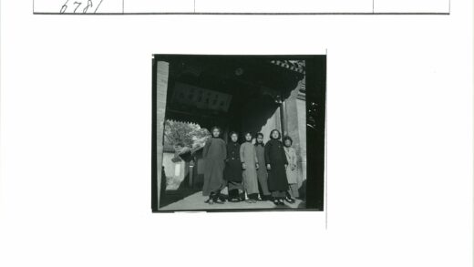 六位女性在建筑前合影.jpg