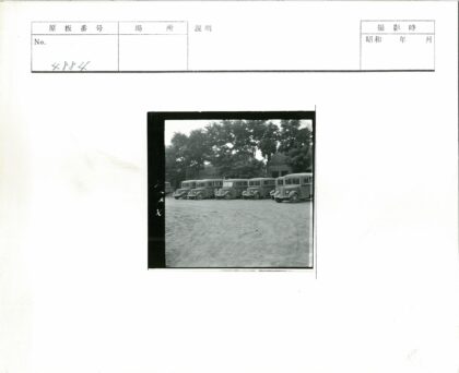 六辆老式公共汽车泥土地背景.jpg