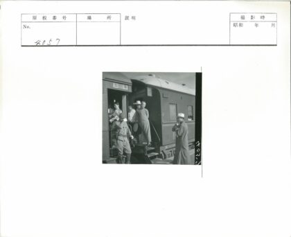 军人与传统服饰人群在火车旁.jpg