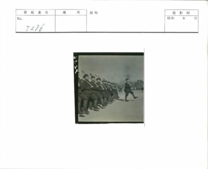 军人列队持枪行进.jpg