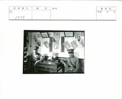 军人合影与历史文件展示.jpg