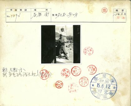 军人持枪守卫沙袋阵地.jpg