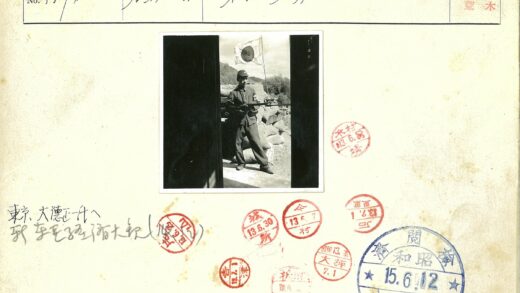 军人持枪守卫沙袋阵地.jpg