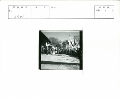军人集会传统建筑前.jpg