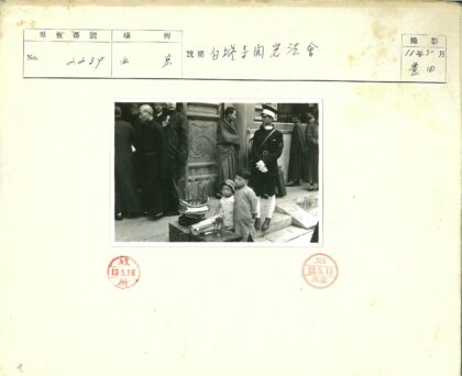 军官与民众在雕刻石建筑前.jpg