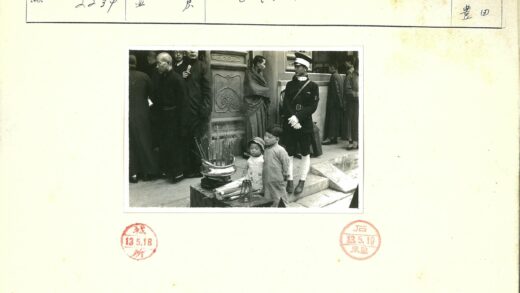 军官与民众在雕刻石建筑前.jpg
