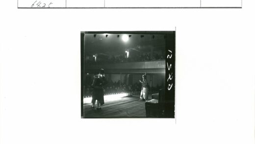 军装演员与传统服饰者舞台对峙.jpg