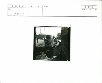 农村男子背柳条篮赶路.jpg